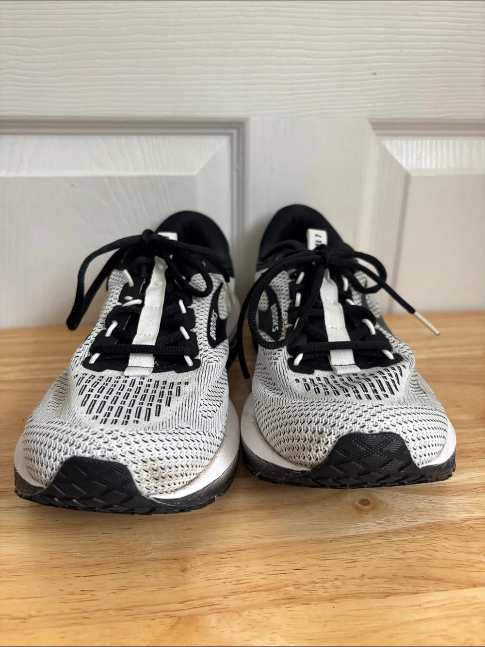 Brooks Men's Running Shoes White and Black Knit Size 9.5 athletic gym exercise